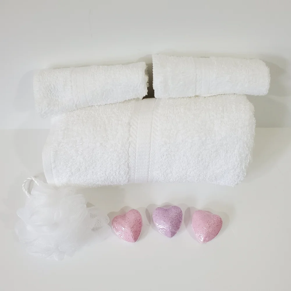 Bath set- bath towel, two washcloths and three heart shaped bath bombs NWT - Picture 2 of 8